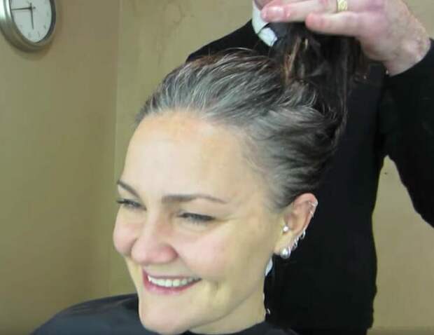 Женщина устала постоянно подкрашивать седые волосы: она решила проблему самым кардинальным образом, и теперь выглядит восхитительно