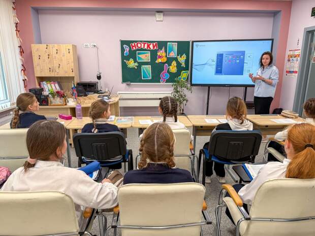 Семиклассница напала с ножом на учительницу, потом ранила сверстницу