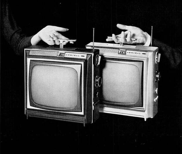 Первый плоский телевизор. Телевизор 1928 Baird model c. Телевизор Raytheon 1949. Octagon телевизор 1928. Старый телевизор.