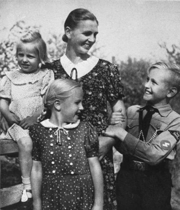 14. Семья с восхищением смотрит на мальчика в форме гитлерюгенда, февраль 1943 г. германия, история, фото