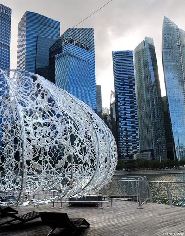 50 человек два месяца вязали крючком гигантские светильники для сингапурского залива