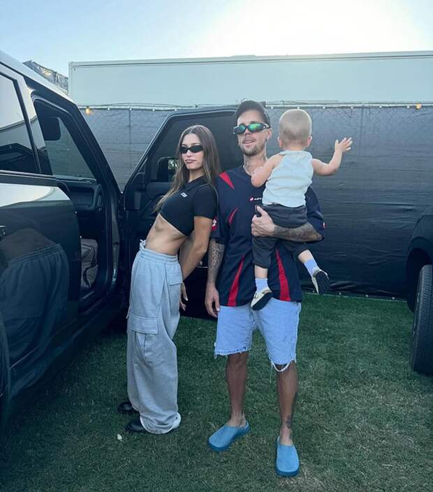 Хейли Бибер опубликовала снимок с Джастином и их сыном из закулисья Coachella