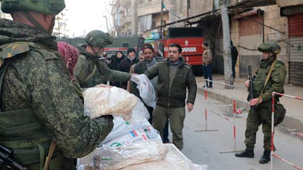 Российские военные доставили гуманитарную помощь особо нуждающимся жителям Заевфратья