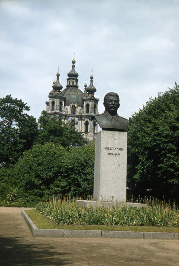 Скульптурное произведение, бюст И. В. Сталина. Скульптурное произведение, бюст И. В. Сталина.