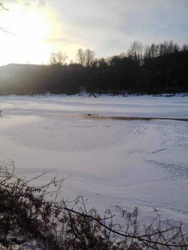 река иня. новосибирск первомайский район новолуговое. новолуговое иня-2. река томь и иня. лодка на льду.