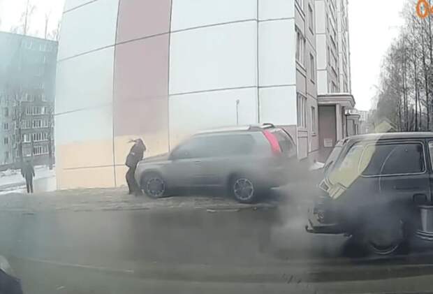 Видео: В Смоленске неадекватный водитель обматерил и задел бампером подростков