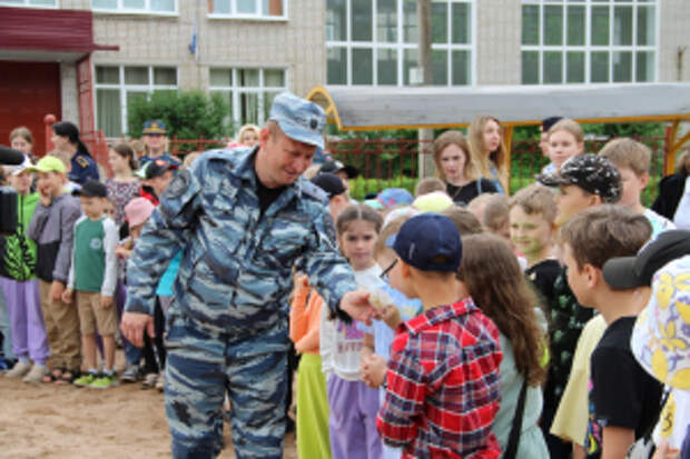 В Новгородской области полицейские и общественники рассказали школьникам о своей работе и напомнили им правила безопасности в период летних каникул