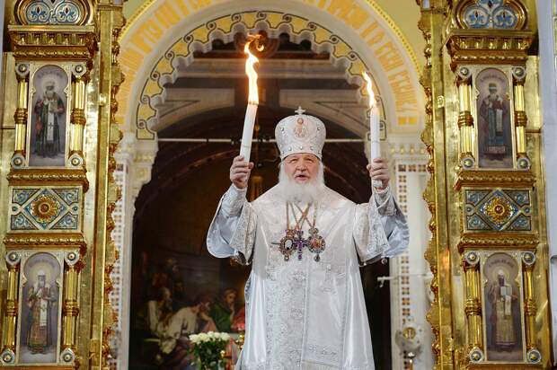 Патриарх Кирилл во время пасхальной службы.png