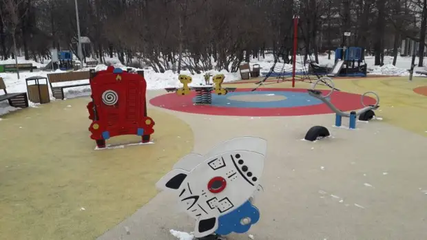 Коммунальщики привели парк имени Федорова в порядок