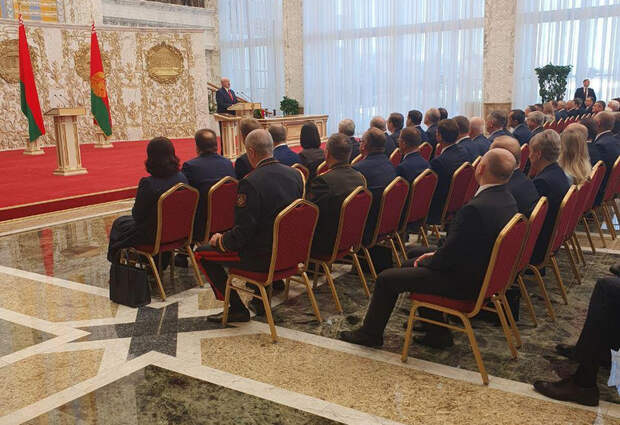 Лукашенко тайно вступил в должность президента Беларуси. К резиденции стянули спецтехнику