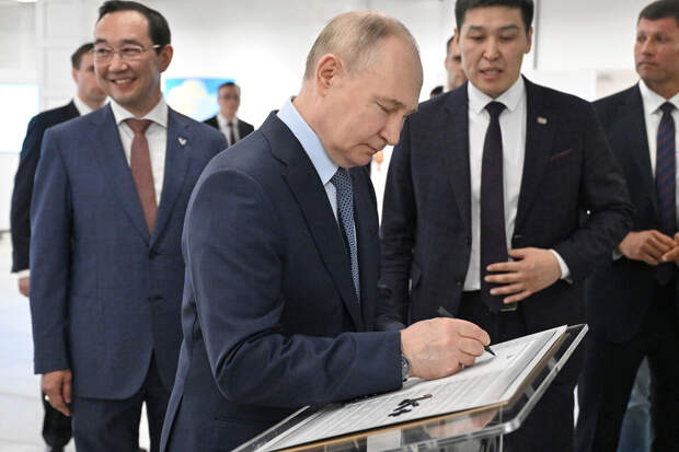 Путина подвела ручка, когда он оставлял автограф якутскому "Кварталу труда"