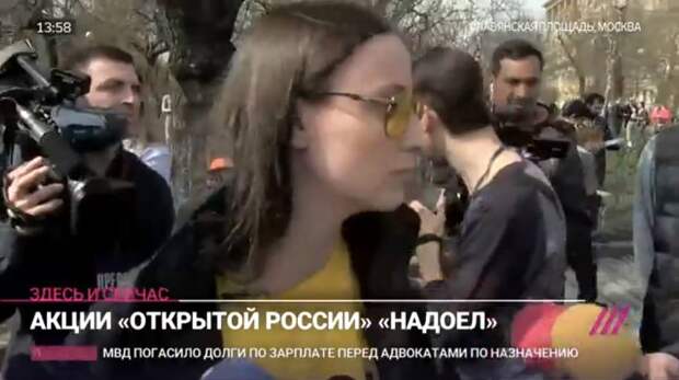 Либеральная активистка развесила по стенам свои груди в знак протеста против реновации (фото)