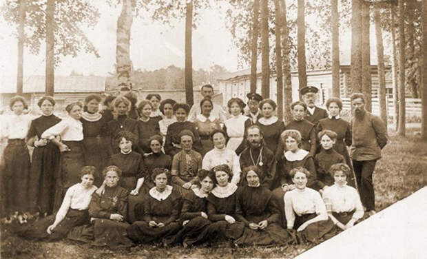 1910 год. Бажов со своими ученицами (на фото справа, рядом с ним стоит Валя, будущая жена). /Фото: ompural.ru 1910 год. Бажов со своими ученицами (на фото справа, рядом с ним стоит Валя, будущая жена). /Фото: ompural.ru