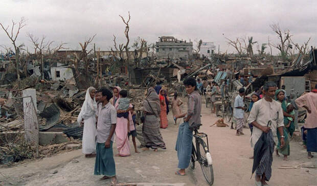 Торнадо в Даулатпуре 1989 год Смертельный смерч, радиус которого превышал 1,5 километра, наблюдатели заметили утром 26 апреля. Чуть позже этот гигант обрушился на Бангладеш. Мощи торнадо хватило, чтобы с легкостью поднимать в воздух целые дома. Людей буквально разрывало на части: всего за сутки погибло около полутора тысяч человек, еще 12 тысяч оказались в больнице.