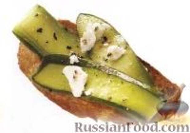 Фото к рецепту: Чесночные гренки с цуккини и сыром