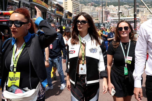 Модель Эмили Ратаковски засняли в бикини и брюках на Гран-при Монако