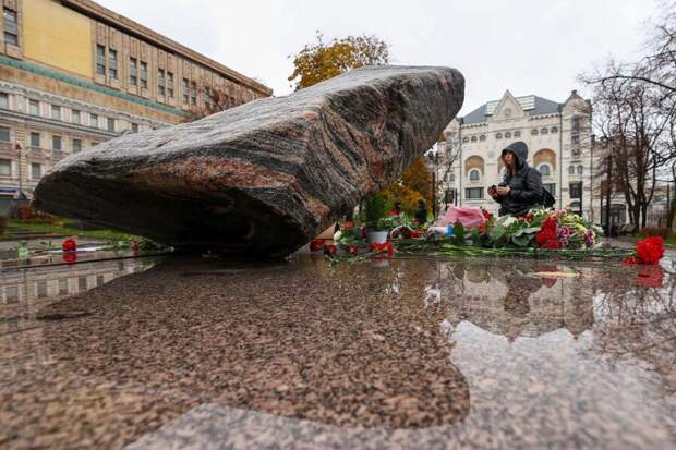 В Москве предложили перенести Соловецкий камень. «Упрек людям в здании на Лубянке»