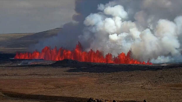 Фонтаны лавы бьют в небо: в Исландии началось извержение вулкана
