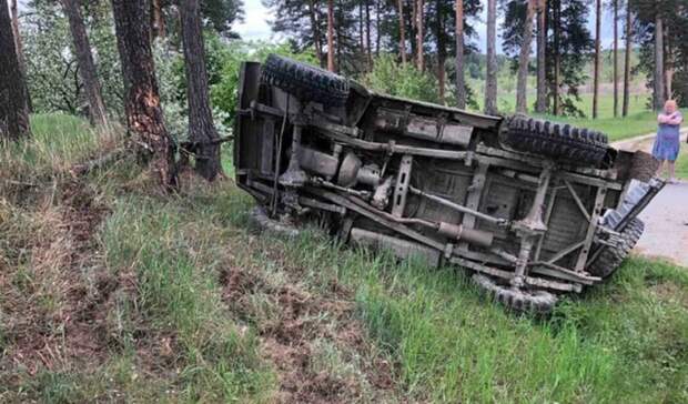 Пьяный водитель «УАЗ» опрокинул машину на возвышенности, когда возвращался с рыбалки