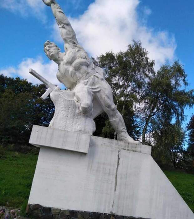 Жители двух сёл на западе Украины высказались против сноса советских памятников