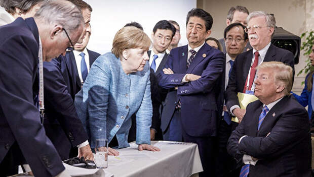 Канцлер ФРГ Ангела Меркель разговаривает с президентом США Дональдом Трампом на саммите G7. 9 июня 2018