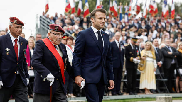Фото: Benoit Tessier/Pool / Reuters📷Президент Франции Эмманюэль Макрон и 98-летний ветеран Ашиль Мюллер (второй слева) на торжествах по случаю 80-летия высадки союзников в Нормандии