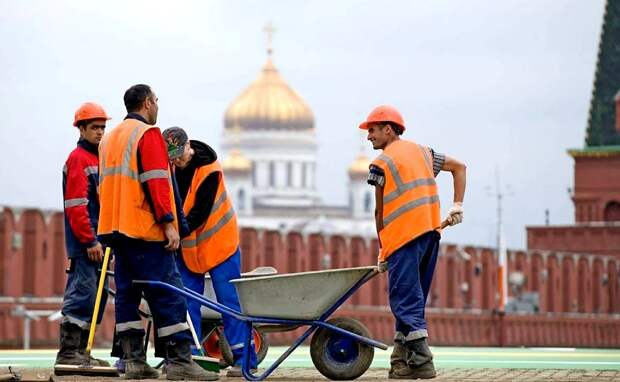 Мигранты ремонтируют Кремль.
