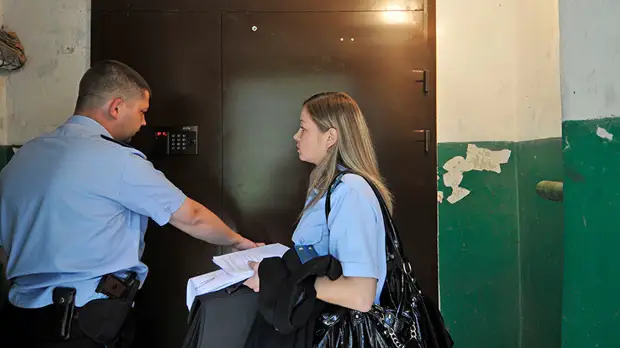 Судебных приставов могут наделить правом взламывать двери в квартирах