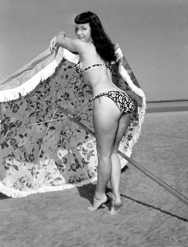 Легендарная Бетти Пейдж (Betty Page) начала карьеру пин-ап модели в конце 1940-х. 