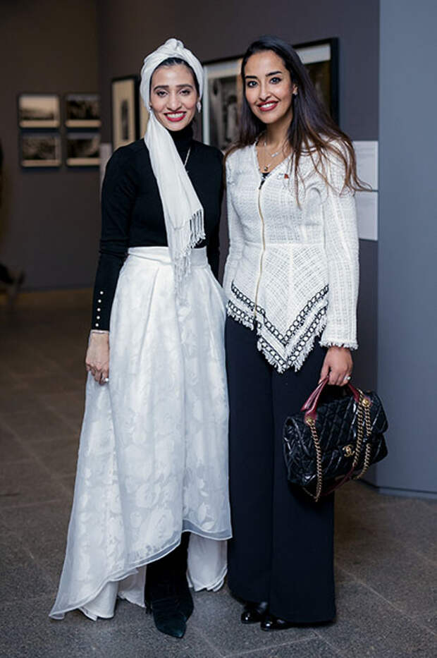 Шейха Рим Аль-Тани с гостьей выставки 