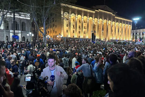 Число участников акции протеста в центре Тбилиси резко возросло