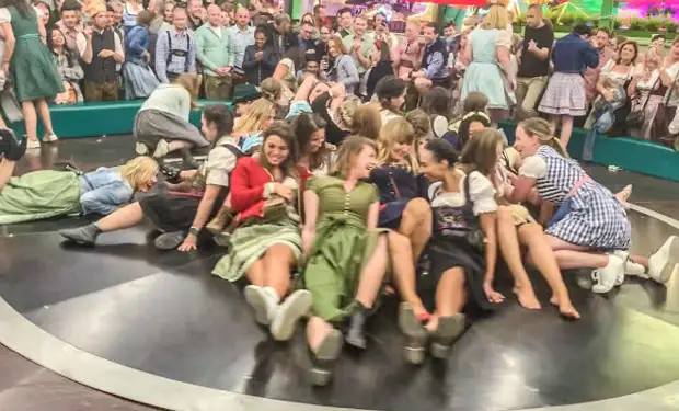 Катание девушек в юбках на колесе в Германии вызвало нездоровый ажиотаж