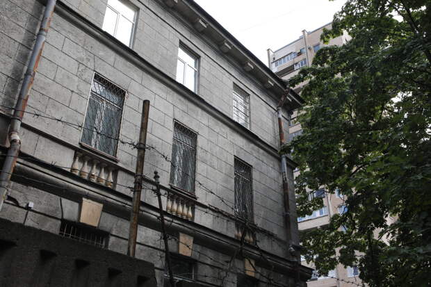 Агрессивные попытки активистов сорвать демонтаж здания ВНИИБ закончились приездом полиции