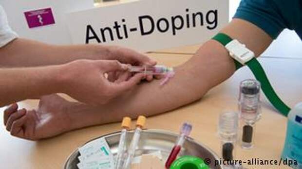 У спортсмена берут анализ крови на допинг