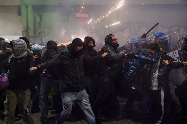 В Милане прошли столкновения между полицией и протестующими против Олимпиады