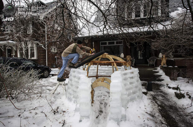 Канада. Торонто, Онтарио. 22 декабря. Уоррен Милн строит иглу у себя во дворе. (REUTERS/Mark Blinch)