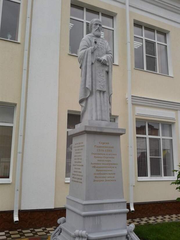 Памятник Сергию Радонежскому возле православной гимназии в Черкесске