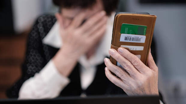 Мошенники под видом правоохранителей выманили у пожилой москвички 15 млн рублей