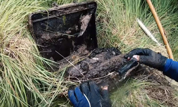 Тяжелые коробки со дна болота: черные копатели поднимали находку из последних сил