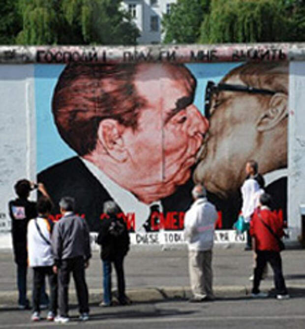 Фото берлинской стены с брежневым