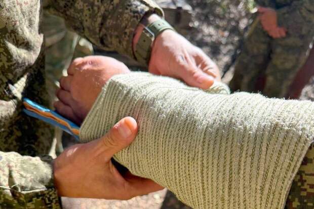 Новобранцы учатся штурмовым действиям и оказанию первой помощи на полигонах ЮФО