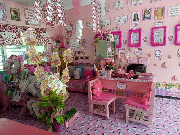 Учительница превратила обычный класс в королевство Hello Kitty