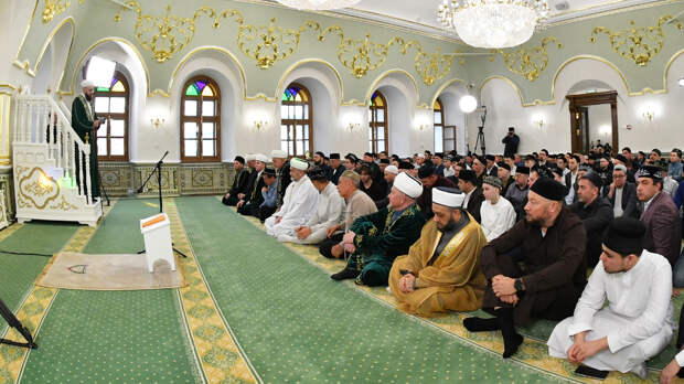 Рустам Миннихaнов принял участие в праздничном бoгослужении в честь Ураза-бaйрама