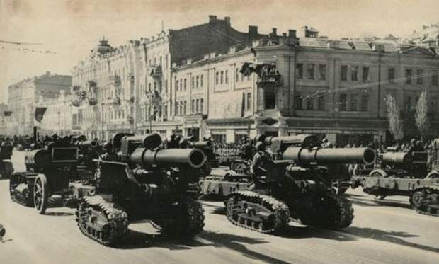 Парад 1945 года. Один из первых на послевоенном Крещатике