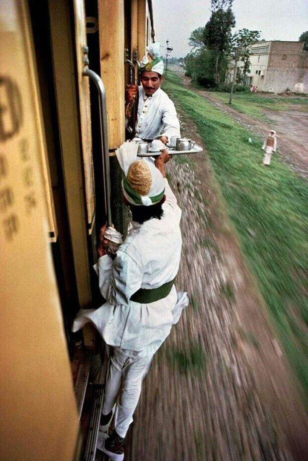 Проводники передают чай для завтрака из одного вагона в другой, Пакистан, 1983 год