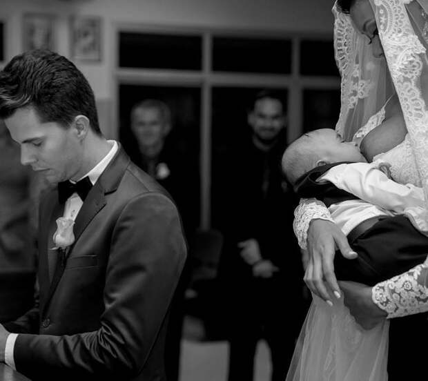 Эта невеста кормила ребёнка грудью прямо во время свадьбы в мире, дети, кормление, люди, невеста, свадьба