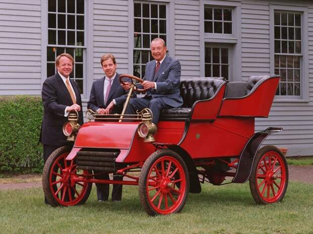 Ford Model A в кузове тонно (1903) и нынешние представители семьи Форд (слева направо): Эдсель Брайант Форд-второй, Уильям Клей Форд-младший, Уильям Клей Форд ford, Генри Форд, авто, автоистория, автомобили, компания ford, ретро авто