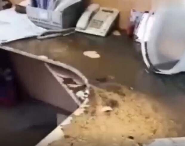 В Свердловской области женщине не понравилась работа «Водоканала» и она залила стол директора фекалиями