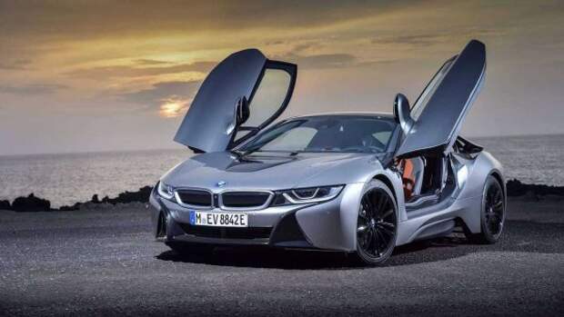 Когда баварская компания представила потрясающую концепцию BMW Vision EfficientDynamics в 2009 году, никто (кроме самой компании, конечно же) не мог предположить, что супергибрид войдет в серию всего через четыре года. Причем практически в первозданном, полностью «концептуальном» виде. В основе BMW i8 - карбоновый монокок, а за сиденьями - двигатель Mini Cooper, увеличенный до 231 л.с. мощность. На переднем мосту установлен электродвигатель мощностью 131 л.с. и 250 Нм с собственной двухступенчатой коробкой передач. И если заявленные 4,4 секунды до 100 км / ч и 2,1 литра бензина на 100 км немного коварны, то i8 все равно действительно быстрый, азартный и не прожорливый. Тираж модели составил чуть более 20 000 экземпляров, а за внешний вид отвечал создатель Logan Бенуа Джейкоб.