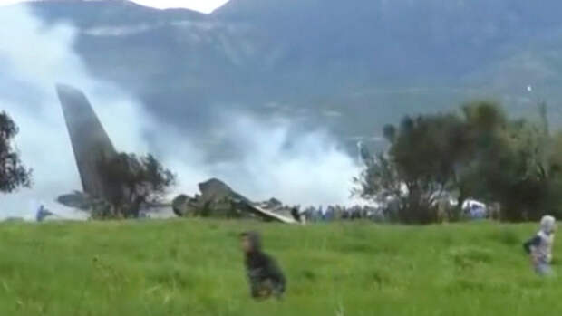 Транспортный самолет ВВС Алжира разбился после взлета, два пилота не выжили